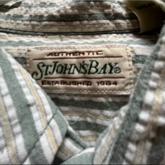 St. john’s Bay button up short sleeve shirt - Picture 3 of 3